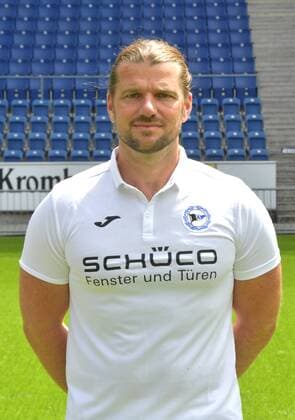 04.07.2017, Fussball, 2. LIGA, Saison 2017 2018, SCHÜCO-ARENA, BIELEFELD Fußball, GER, 2.BL, Portraittermin 2017 2018, DSC Arminia Bielefeld Michael Schweika (MSc. Osteopath und Physiotherapeut Arminia Bielefeld), Aktion, Einzelbild, Hoch