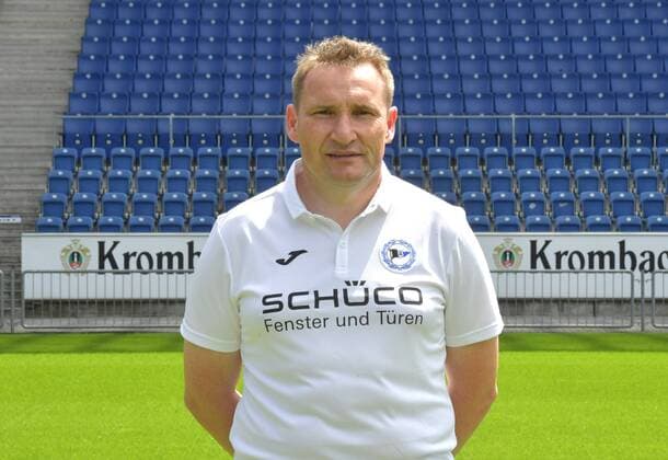 04.07.2017, Fussball, 2. LIGA, Saison 2017 2018, SCHÜCO-ARENA, BIELEFELD Fußball, GER, 2.BL, Portraittermin 2017 2018, DSC Arminia Bielefeld Dirk Westerhold (Busfahrer und Betreuer Arminia Bielefeld), Aktion, Einzelbild, Quer