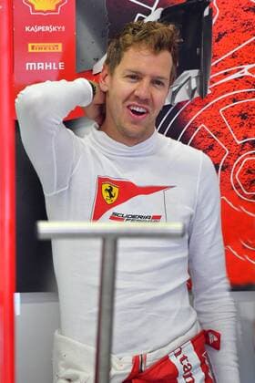 Sebastian VETTEL,GER (Scuderia Ferrari) in der Box,lacht,lachen,lachend, optimistisch,gutgelaunt, Aktion,Einzelbild,angeschnittenes Einzelmotiv,Halbfigur,halbe Figur. Formel 1:GP von Oesterreich,1.Training. Red Bull Ring Zeltweg,Spielberg,Saison 2017,am 07.07.2017.
