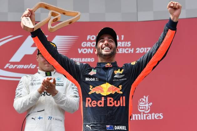 Daniel Ricciardo (AUS),Red Bull Racing,Jubel,Freude,Begeisterung mit seinem Pokal, Siegerehrung, Aktion,Einzelbild,angeschnittenes Einzelmotiv,Halbfigur,halbe Figur. Formel 1:GP von Oesterreich, Red Bull Ring Zeltweg,Spielberg,Saison 2017,am 09.07.2017.