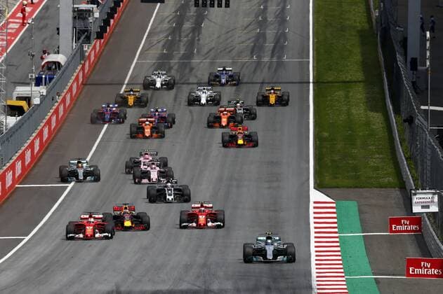 Motorsports: FIA Formula One World Championship WM Weltmeisterschaft 2017, Grand Prix of Austria, 77 Valtteri Bottas (FIN, Mercedes AMG Petronas F1 Team), 5 Sebastian Vettel (GER, Scuderia Ferrari), 7 Kimi Raikkonen (FIN, Scuderia Ferrari), 3 Daniel Ricciardo (AUS, Red Bull Racing), start, mass, Masse, Menge, viele, many Spielberg Austria xHOCHxZWEIx