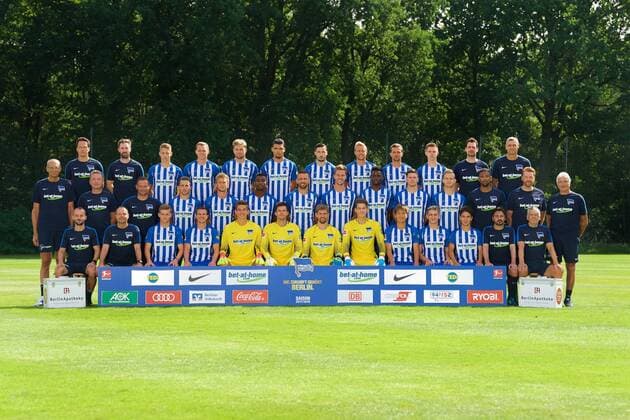 Fussball Fußball Reichenwalde 11.07.2017 1. Bundesliga DFL GER Saison 2017 2018 Mannschaftsfoto Hertha BSC Berlin hintere Reihe vlnr.: Henrik Kuchno (Athletiktrainer), Hendrik Vieth (Athletiktrainer), Palko Dardai, Ondrej Duda, Alexander Esswein, Karim Rekik, Mathew Leckie, Per Skjelbred, Valentin Stocker, Julius Kade, Michael Becker (Physiotherapeut), Hendrik Herzog (Zeugwart) mittle Reihe vlnr.: Dr. Ulrich Schleicher (Arzt), Rainer Widmayer (Assistenztrainer), Pal Dardai (Trainer, Cheftrainer), Peter Pekarik, Fabian Lustenberger, Salomon Kalou, Vedad Ibisevic, Sebastian Langkamp, Jordan Torunarigha, Florian Baak, Arne Maier, Frederick Syna (Physiotherapeut), Thomas Sennewald (Physiotherapeut), Nello di Martino (Teammanager), vordere Reihe vlnr.: Admir Hamzagic (Assistenztrainer), Zsolt Petry (Torwarttrainer), Maximillian Mittelstädt, Vladimir Darida, Jonathan Klinsmann, Rune Jarstein, Thomas Kraft, Dennis Smarsch, Genki Haraguchi, Sinan Kurt, Maurice Covic, David de Mel (Physiotherapeut), Robert Abramczyk (Zeugwart)