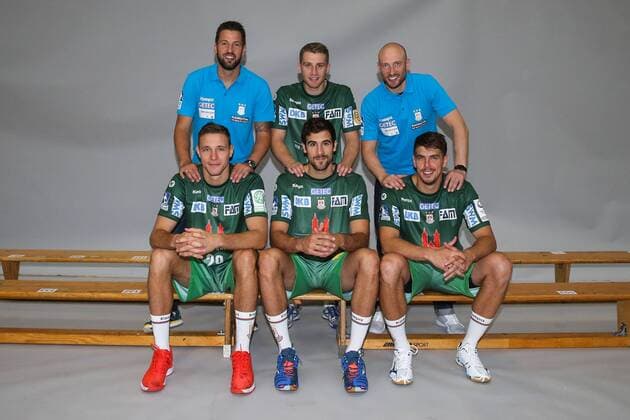Neuzugänge - hintere Reihe v.li. Trainer Bennet Wiegert,Lukas Mertens,Co-Trainer Yves Grafenhorst, vordere Reihe v.li.Gleb Kalarash,Carlos Molina Cosano,Potr Chrapkowski (SC Magdeburg) - Handball Bundesliga Saison 2017-2018 Offizeller Fototermin SC Magdeburg in der GETEC Arena in Magdeburg - Einzelbild,Portrait,Deutschland, Handball, Mann, Maenner,12.07.2017