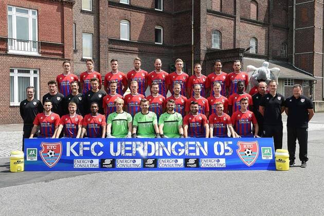 Fußball Regionalliga West Offizieller Fototermin KFC Uerdingen am 13.07.2017 in der Brauerei Königshof in Krefeld Mannschaftsfoto Teamfoto KFC Uerdingen Hintere Reihe v.l.n.r.: Alexander Bitroff, Kris Thackray, Christopher Schorch, Marcel Reichwein, Tanju Öztürk, Kai Schwertfeger, Christian Dorda, Patrick Ellguth, Timo Achenbach, Maskottchen Grotifant Mittlere Reihe v.l.n.r.: Trainer Michael Wiesinger, Co-Trainer Stefan Reisinger, Torwarttrainer Manfred Gloger, Athletiktrainer Florian Illner, Mario Erb, Leon Binder, Florian Rüter, Connor Krempicki, Dennis Chessa, Joshua Endres, Johannes Dörfler, Teammananger Heiner Essingholt, Physiotherapeut Robin Naber, Teambetreuer Andreas Bosheck Untere Reihe v.l.n.r.: Kevin Tellez, Pascale Talarski, Charles Takyi, Tim Schneider, Maurice Schumacher, Robin Benz, Oguzhan Kefkir, Sascha Tobor, Philipp Goris xRx
