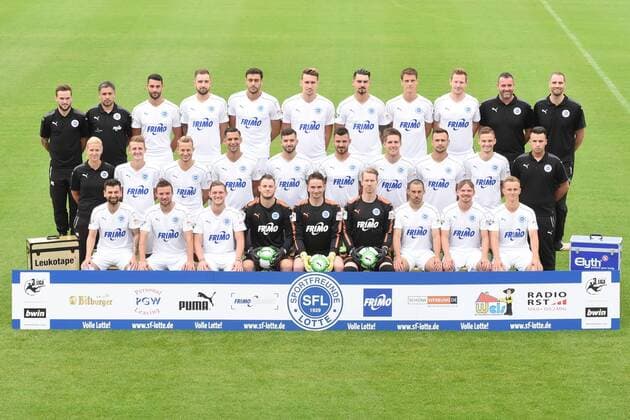 Fußball 3. Liga, Porträttermin 2017 2018, Mannschafsfoto Sportfreunde Lotte am 16.07.2017 im Frimo Stadion in Lotte Obere Reihe von links: Videoanalyst Pascal Koopmann, Cheftrainer Oscar Corrochano, Joshua Putze, Tobias Haitz, Hamadi Al Ghaddioui, Matthias Rahn, Maximilian Rossmann, Jonas Acquistapace, Tim Wendel, Torwarttrainer Bastian Görrissen Goerrissen, Athletiktrainer Chris Löffler Loeffler Mittlere Reihe von links: Physiotherapeutin Melanie Hubert, Nico Neidhart, Maximilian Oesterhelweg, Luka Tankulic, Dennis Brock, Bernd Rosinger, Michael Hohnstedt, Alexander Langlitz, Moritz Heyer, Betreuer Can Özalp Oezalp Untere Reihe von links: Kevin Pires-Rodrigues, Jaroslaw Lindner, Andre Dej, Yannick Zummack, Benedikt Fernandez, David Buchholz, Tim Gorschlüter Gorschlueter, Kevin Freiberger, Marco Hober MT