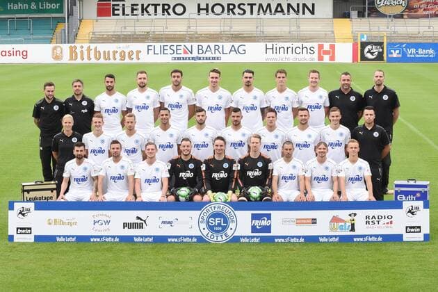 Fußball 3. Liga, Porträttermin 2017 2018, Mannschafsfoto Sportfreunde Lotte am 16.07.2017 im Frimo Stadion in Lotte Obere Reihe von links: Videoanalyst Pascal Koopmann, Cheftrainer Oscar Corrochano, Joshua Putze, Tobias Haitz, Hamadi Al Ghaddioui, Matthias Rahn, Maximilian Rossmann, Jonas Acquistapace, Tim Wendel, Torwarttrainer Bastian Görrissen Goerrissen, Athletiktrainer Chris Löffler Loeffler Mittlere Reihe von links: Physiotherapeutin Melanie Hubert, Nico Neidhart, Maximilian Oesterhelweg, Luka Tankulic, Dennis Brock, Bernd Rosinger, Michael Hohnstedt, Alexander Langlitz, Moritz Heyer, Betreuer Can Özalp Oezalp Untere Reihe von links: Kevin Pires-Rodrigues, Jaroslaw Lindner, Andre Dej, Yannick Zummack, Benedikt Fernandez, David Buchholz, Tim Gorschlüter Gorschlueter, Kevin Freiberger, Marco Hober MT