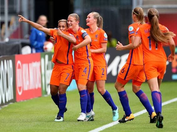 Fußball, Frauen EM, Niederlande - Norwegen Niederlande, Utrecht, Stadion Galgenwaard, 16.07.2017, Soccer - UEFA Womens EURO - Netherlands - Norway Bild: Freut sich über Ihren Treffer zum 1:0, v. lk. Torschütze Shanice Van de Sanden (Netherlands, 7), Mandy Van Den Berg (Netherlands, 4), Desiree van Lunteren (Netherlands, 2), Manieke Anouk Dekker (Netherlands, 6), Lieke Martens (Netherlands, 11) Copyright: HMBxMedia xHeikoxBecker