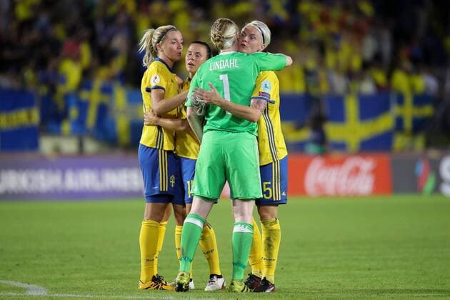 v.li.: Linda Sembrant (Schweden, 3), Jessica Samuelsson (Schweden, 15), Hedvig Lindahl (Torwart, Schweden, 1) und Nilla Fischer (Schweden, 5) freuen sich über den Punkt, Unentschieden, Remis, Fussball, UEFA Women s EURO 2017, Deutschland - Schweden, xozx