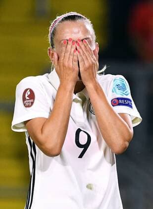 Fussball, Frauen, UEFA Europameisterschaft, EM 2017, Niederlande, Gruppe B, Rat Verlegh Stadion Breda, Deutschland - Schweden 0:0; Mandy Islacker (GER) enttäuscht nach vergebener Torchance. Enttäuschung, Frust, Aktion, Einzelbild.