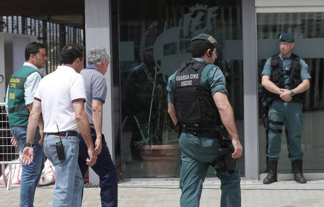 Spanish Soccer Federation (RFEF) s President, Angel Maria Villar (3-l), escorted by several Civil Guard officers, arrives at RFEF s headquarters in Soccer City, in Las Rozas, outside Madrid, Spain, 18 July 2017. Spanish Civil Guard searched the RFEF s headquarters in Soccer City, in Las Rozas, outside Madrid, as part of an anti-corruption operation ruled by Audiencia Nacional court. Authorities arrested Villar, his son Gorka Villar and RFEF s Deputy President Juan Padron, according to investigation sources. They are acussed of misappropriation of funds andcorruption, among others. Spanish Soccer Federation s President, Angel Maria Villar, arrested as part police operation against corruption !ACHTUNG: NUR REDAKTIONELLE NUTZUNG! Copyright: xZipix 20170718-636359890327085752