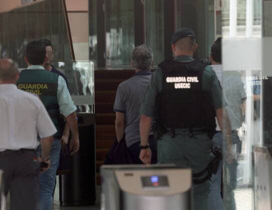 Spanish Soccer Federation (RFEF) s President, Angel Maria Villar (C), escorted by several Civil Guard officers, enters at RFEF s headquarters in Soccer City, in Las Rozas, outside Madrid, Spain, 18 July 2017. Spanish Civil Guard searched the RFEF s headquarters in Soccer City, in Las Rozas, outside Madrid, as part of an anti-corruption operation ruled by Audiencia Nacional court. Authorities arrested Villar, his son Gorka Villar and RFEF s Deputy President Juan Padron, according to investigation sources. They are acussed of misappropriation of funds andcorruption, among others. Spanish Soccer Federation s President, Angel Maria Villar, arrested as part police operation against corruption !ACHTUNG: NUR REDAKTIONELLE NUTZUNG! Copyright: xZipix 20170718-636359894789990968