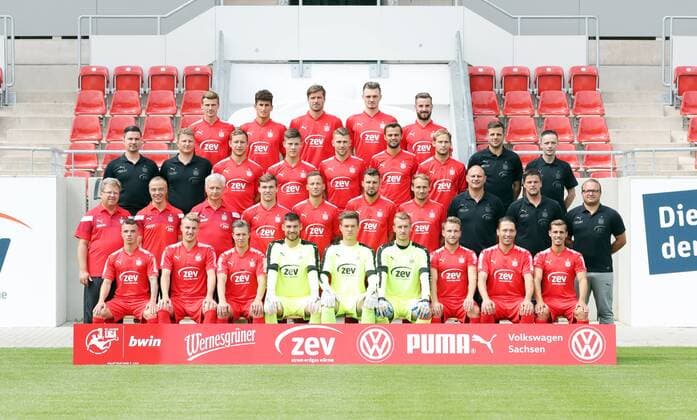 Zwickau - Teamfoto Fussball 3.Liga Zwickau, 18.07.2017, Fussball, 3.Liga, GER, Porträttermin 2017 2018. , Mannschaftsfoto FSV Zwickau , Hinten, v.l.: Oliver Genausch, Ali Odabas, Ronny König Koenig, Alexander Sorge, Morris Schröter Schroeter. , Mitte 1, v.l.: Physiotherapeut Christian Puschmann, Physiotherapeut Sven Schubert, Robert Koch, Julian Hodek, Nils Miatke, Fabian Eisele, Rene Lange, Torwarttrainer Steffen Süßner Suessner, Mannschaftsleiter Jens Schubert. , Mitte 2, v.l.: Teamarzt Reinhold Müller, Mannschaftsarzt Uwe Flötgen Floetgen, Mannschaftsarzt Bernhard Karich, Anthony Barylla, Ronny Garbuschewski, Davy Frick, Toni Wachsmuth, Sportdirektor David Wagner, Trainer Torsten Ziegner, Co-Trainer Danny König. , Vorn v.l.; Christian Mauersberger, Fridolin Wagner, Christoph Göbel Goebel, Torwart Johannes Brinkies, Torhüter Max Sprang, Torhüter Lukas Cichos, Mike Könnecke Koennecke, Aykut Öztürk Oeztuerk, Sinan Tekerci. ,