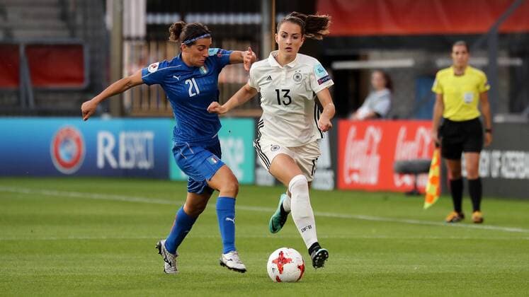 v.li.: Marta Carissimi (Italien, 21), Sara Däbritz (Sara Daebritz, DFB-Frauen, 13), Zweikampf, Duell, duel, tackle, tackling, Dynamik, Action, Aktion, Fussball, UEFA Women s EURO 2017, Deutschland - Italien, xozx