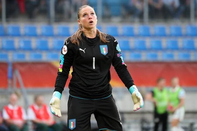 Laura Giuliani (Torwart, Italien, 1) ist nach ihrem Fehler, der zum 1:0 führt untröstlich, enttäuscht schauend, Enttäuschung, Frustration, disappointed, pessimistisch, Einzelbild, Aktion, Action, Fussball, UEFA Women s EURO 2017, Deutschland - Italien, xozx