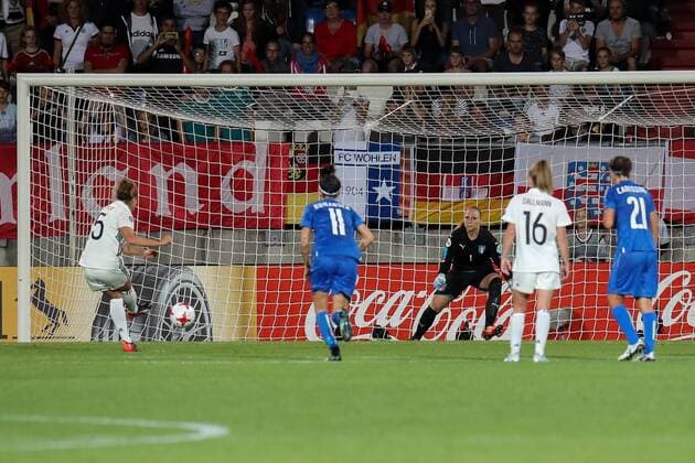v.li.: Babett Peter (DFB-Frauen, 5) verlädt Laura Giuliani (Torwart, Italien, 1) per Elfmeter, erzielt das Tor zum 2:1, Treffer, Torerfolg, Action, Aktion, Fussball, UEFA Women s EURO 2017, Deutschland - Italien, xozx