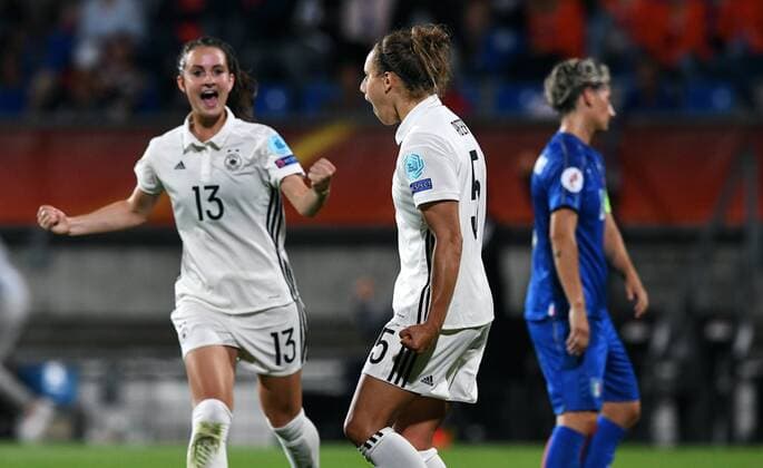Fussball, Frauen, UEFA Europameisterschaft, EM 2017, Niederlande, Gruppe B, König-Wilhelm-II. Stadion Tillburg, Deutschland - Italien; Jubel Babett Peter (GER) nach ihrem verwandelten Elfmeter zum 2:1, zusammen mit Sara Däbritz (GER). Jubel, Freude, Aktion.