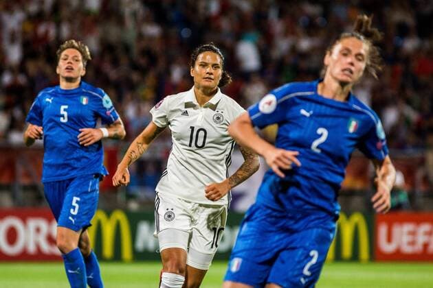 NLD, Tilburg, UEFA Women s Euro 2017, Deutschland (GER) vs Italien (ITA) 21.07.2017, Koenig Willem II Stadion , Tilburg, NLD, Tilburg, UEFA Women s Euro 2017, Deutschland (GER) vs Italien (ITA), im Bild picture shows Dzsenifer Marozsan (Deutschland 10) (Germany 10) mit Elena Linari (Italien 5) (Italy 5) und Cecilia Salvai (Italien 2) (Italy 2), nordphotox xRauch nph00251