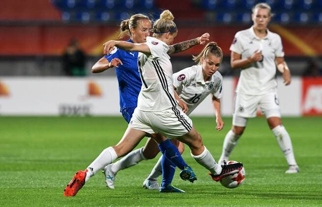 Fussball, Frauen, UEFA Europameisterschaft, EM 2017, Niederlande, Gruppe B, König-Wilhelm-II. Stadion Tillburg, Deutschland - Italien 2:1; Anja Mittag (GER), Valentina Cernoia (ITA), Linda Dallmann (GER), Aktion.