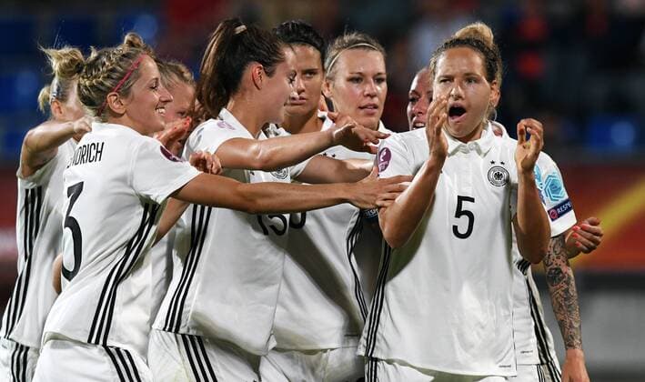 Fussball, Frauen, UEFA Europameisterschaft, EM 2017, Niederlande, Gruppe B, König-Wilhelm-II. Stadion Tilburg, Deutschland - Italien 2:1; Jubel Babett Peter (GER) nach ihrem verwandelten Elfmeter zum 2:1, zusammen mit Dzsenifer Marozsan (GER), Sara Däbritz (GER), Kathrin-Julia Hendrich (GER). Jubel, Freude, Aktion.