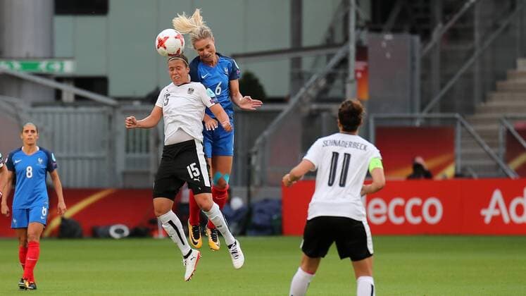 v.li.: Nicole Billa (Nici Billa, Österreich, 15), Amandine Henry (Frankreich, 6), Kopfball, header, Aktion, Action, Fussball, UEFA Women s EURO 2017, Frankreich - Österreich, xozx
