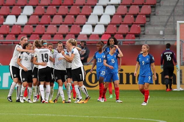 Spielerinnen aus Österreich, österreichische Fußballerinnen, jubeln über das Tor zum 0:1, Jubel, Torjubel, Torerfolg, celebrate the goal, goal, celebration, Jubel ueber das Tor, optimistisch, Action, Aktion, Fussball, UEFA Women s EURO 2017, Frankreich - Österreich, xozx