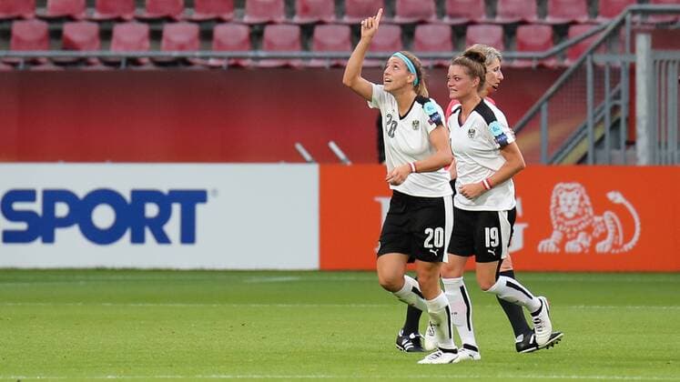 v.li.: Torschützin Lisa Makas (Österreich, 20), Verena Aschauer (Österreich, 19), jubeln über das Tor zum 0:1, Jubel, Torjubel, Torerfolg, celebrate the goal, goal, celebration, Jubel ueber das Tor, optimistisch, Action, Aktion, Fussball, UEFA Women s EURO 2017, Frankreich - Österreich, xozx