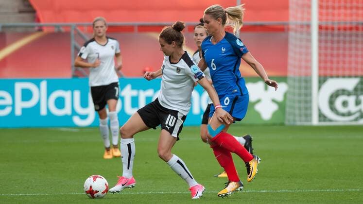v.li., fltr: Nina Burger (Österreich, Austria, 10) im Zweikampf, Duell mit, duel with Amandine Henry (Frankreich, France, 6), Fussball, UEFA Women s EURO 2017, Frankreich - Österreich, xobx