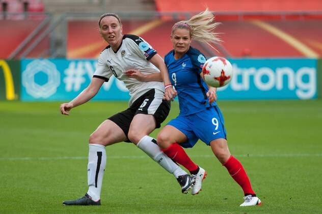 v.li., fltr: Katharina Schiechtl (Österreich, Austria, 6) im Zweikampf, Duell mit, duel with Eugenie Le Sommer (Frankreich, France, 9), Fussball, UEFA Women s EURO 2017, Frankreich - Österreich, xobx