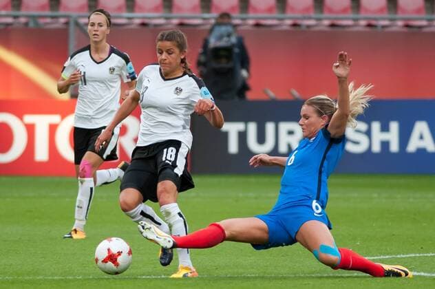 v.li., fltr: Laura Feiersinger (Österreich, Austria, 18) im Zweikampf, Duell mit, duel with Amandine Henry (Frankreich, France, 6), Fussball, UEFA Women s EURO 2017, Frankreich - Österreich, xobx