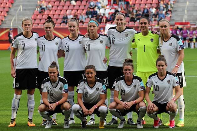 Startelf Österreich, oben v.li.: Carina Wenninger (7), Viktoria Schnaderbeck (Viki Schnaderbeck, 11), Virginia Kirchberger (Gini Kirchberger, 13), Lisa Makas (20), Katharina Schiechtl (6), Manuela Zinsberger (Torwart, 1), Sarah Puntigam (17), unten v.li.: Nicole Billa (Nici Billa, 15), Laura Feiersinger (18), Verena Aschauer (19), Nina Burger (10), Mannschaftsfoto, Aufstellung, Teamfoto, Mannschaft, Team, Gruppenbild, Startaufstellung, Fussball, UEFA Women s EURO 2017, Frankreich - Österreich, xozx
