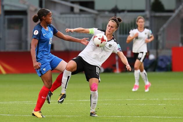 v.li.: Marie Laure Delie (Frankreich, 18), Viktoria Schnaderbeck (Viki Schnaderbeck, Österreich, 11), Zweikampf, Duell, duel, tackle, tackling, Dynamik, Action, Aktion, Fussball, UEFA Women s EURO 2017, Frankreich - Österreich, xozx