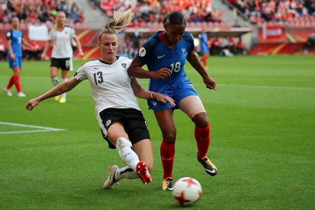 v.li.: Virginia Kirchberger (Gini Kirchberger, Österreich, 13), Marie Laure Delie (Frankreich, 18), Zweikampf, Duell, duel, tackle, tackling, Dynamik, Action, Aktion, Fussball, UEFA Women s EURO 2017, Frankreich - Österreich, xozx