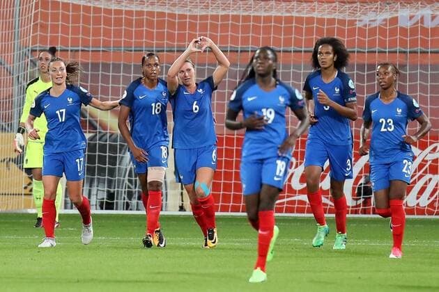 Amandine Henry (Frankreich, 6) formt mit den Händen ein Herz, jubeln über das Tor zum 1:1, Jubel, Torjubel, Torerfolg, celebrate the goal, goal, celebration, Jubel ueber das Tor, optimistisch, Action, Aktion, Fussball, UEFA Women s EURO 2017, Frankreich - Österreich, xozx