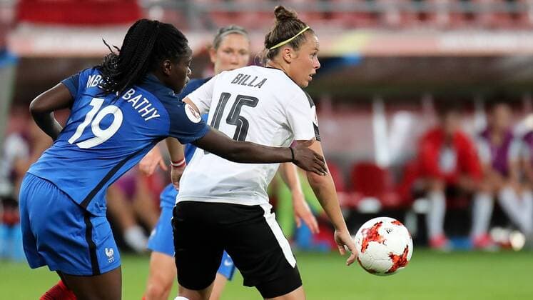 v.li.: Griedge M Bock Bathy (Frankreich, 19), Nicole Billa (Nici Billa, Österreich, 15), Zweikampf, Duell, duel, tackle, tackling, Dynamik, Action, Aktion, Fussball, UEFA Women s EURO 2017, Frankreich - Österreich, xozx
