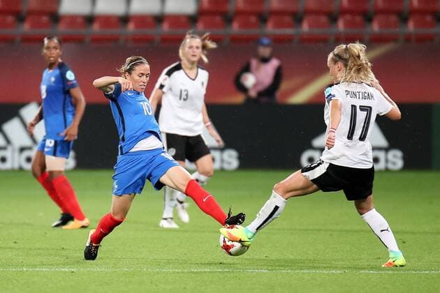 v.li.: Camille Abily (Frankreich, 10), Sarah Puntigam (Österreich, 17), Zweikampf, Duell, duel, tackle, tackling, Dynamik, Action, Aktion, Fussball, UEFA Women s EURO 2017, Frankreich - Österreich, xozx