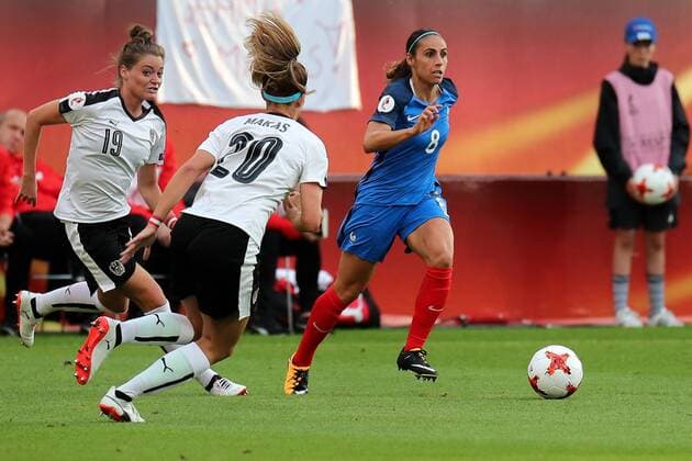 v.li.: Verena Aschauer (Österreich, 19), Lisa Makas (Österreich, 20), Jessica Houara D Hommeaux (Frankreich, 8), Aktion, Action, Spielszene, Fussball, UEFA Women s EURO 2017, Frankreich - Österreich, xozx