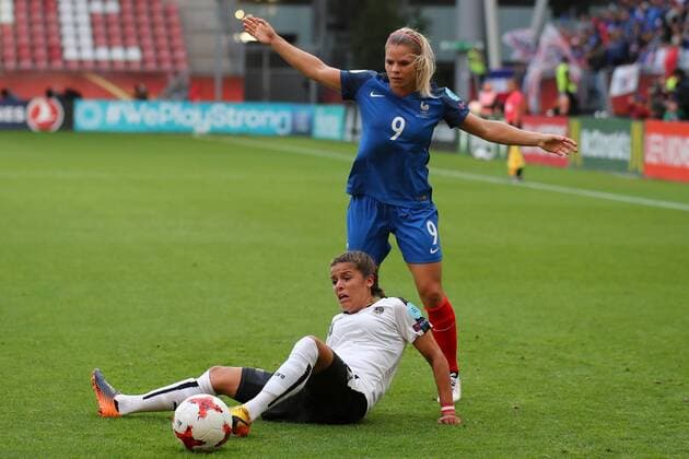 v.li.: Laura Feiersinger (Österreich, 18), Eugenie Le Sommer (Frankreich, 9), Zweikampf, Duell, duel, tackle, tackling, Dynamik, Action, Aktion, Fussball, UEFA Women s EURO 2017, Frankreich - Österreich, xozx