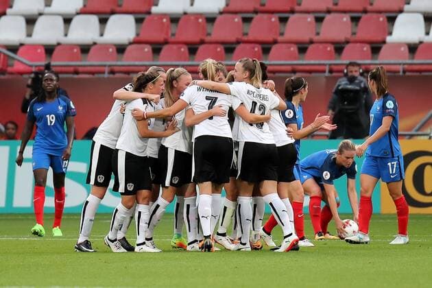 Spielerinnen aus Österreich, österreichische Fußballerinnen, jubeln über das Tor zum 0:1, Jubel, Torjubel, Torerfolg, celebrate the goal, goal, celebration, Jubel ueber das Tor, optimistisch, Action, Aktion, Fussball, UEFA Women s EURO 2017, Frankreich - Österreich, xozx