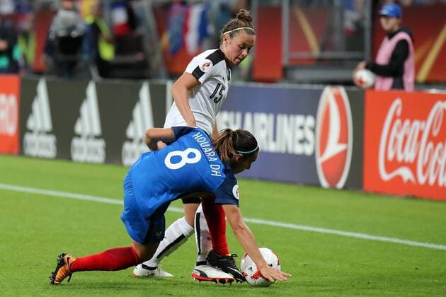 v.li.: Jessica Houara D Hommeaux (Frankreich, 8), Nicole Billa (Nici Billa, Österreich, 15), Zweikampf, Duell, duel, tackle, tackling, Dynamik, Action, Aktion, Fussball, UEFA Women s EURO 2017, Frankreich - Österreich, xozx
