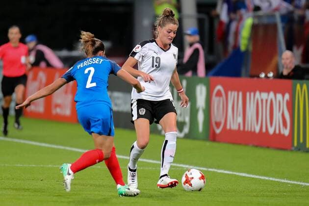 v.li.: Eve Perisset (Frankreich, 2), Verena Aschauer (Österreich, 19), Aktion, Action, Spielszene, Fussball, UEFA Women s EURO 2017, Frankreich - Österreich, xozx