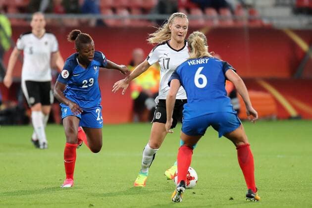 v.li.: Grace Geyoro (Frankreich, 23), Sarah Puntigam (Österreich, 17), Amandine Henry (Frankreich, 6), Zweikampf, Duell, duel, tackle, tackling, Dynamik, Action, Aktion, Fussball, UEFA Women s EURO 2017, Frankreich - Österreich, xozx