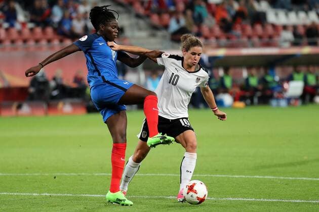 v.li.: Griedge M Bock Bathy (Frankreich, 19), Nina Burger (Österreich, 10), Zweikampf, Duell, duel, tackle, tackling, Dynamik, Action, Aktion, Fussball, UEFA Women s EURO 2017, Frankreich - Österreich, xozx