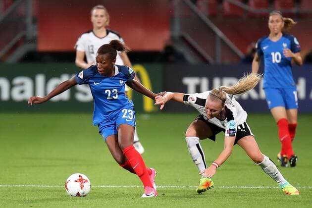 v.li.: Grace Geyoro (Frankreich, 23), Sarah Puntigam (Österreich, 17), Zweikampf, Duell, duel, tackle, tackling, Dynamik, Action, Aktion, Fussball, UEFA Women s EURO 2017, Frankreich - Österreich, xozx