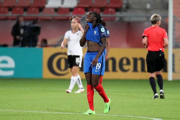 Bilder des Tages - SPORT Griedge M Bock Bathy (Frankreich, 19), enttäuscht über die Niederlage, Enttäuschung nach dem Schlusspfiff, Verlierer, verloren, Frustration, disappointed, pessimistisch, bauchfrei, Fussball, UEFA Women s EURO 2017, Frankreich - Österreich, xozx