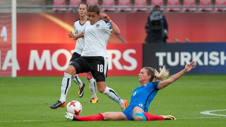 v.li., fltr: Laura Feiersinger (Österreich, Austria, 18) im Zweikampf, Duell mit, duel with Amandine Henry (Frankreich, France, 6), Fussball, UEFA Women s EURO 2017, Frankreich - Österreich, xobx