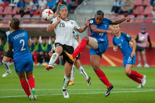 v.li., fltr: Lisa Makas (Österreich, Austria, 20) im Zweikampf, Duell mit, duel with Marie-Laure Delie (Frankreich, France, 18), Fussball, UEFA Women s EURO 2017, Frankreich - Österreich, xobx