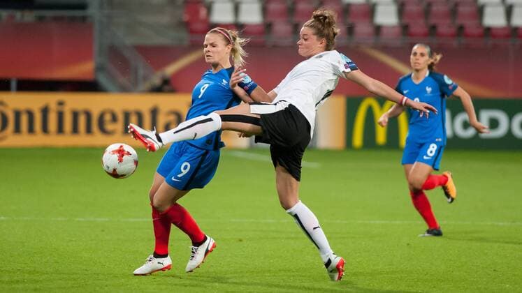 v.li., fltr: Eugenie Le Sommer (Frankreich, France, 9) im Zweikampf, Duell mit, duel with Verena Aschauer (Österreich, Austria, 19), Fussball, UEFA Women s EURO 2017, Frankreich - Österreich, xobx