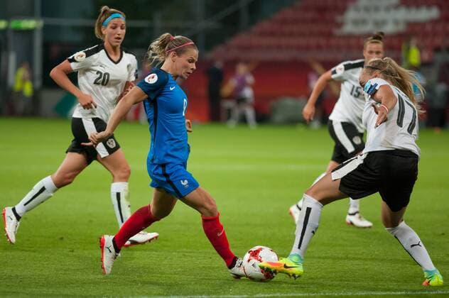 v.li., fltr: Eugenie Le Sommer (Frankreich, France, 9) im Zweikampf, Duell mit, duel with Sarah Puntigam (Österreich, Austria, 17), Fussball, UEFA Women s EURO 2017, Frankreich - Österreich, xobx