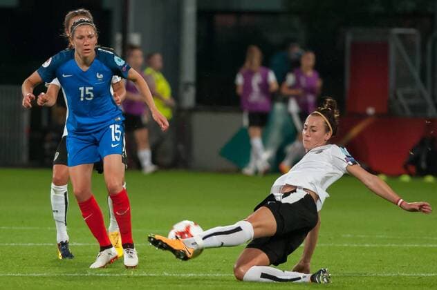 v.li., fltr: Elise Bussaglia (Frankreich, France, 15) im Zweikampf, Duell mit, duel with Viktoria Schnaderbeck (Österreich, Austria, 11), Fussball, UEFA Women s EURO 2017, Frankreich - Österreich, xobx