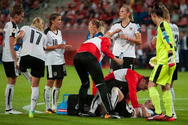 Viktoria Schnaderbeck (Österreich, Austria, 11) liegt verletzt am Boden, Verletzung, Schmerzen, schmerzverzerrtes Gesicht, racked with pain, Fussball, UEFA Women s EURO 2017, Frankreich - Österreich, xobx